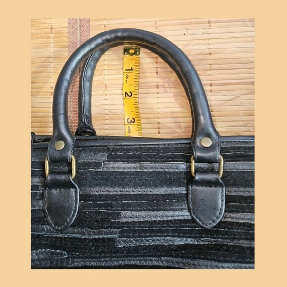 Small hand/shoulder black bag, multiple pockets, zip closure - Picture 4 of 8